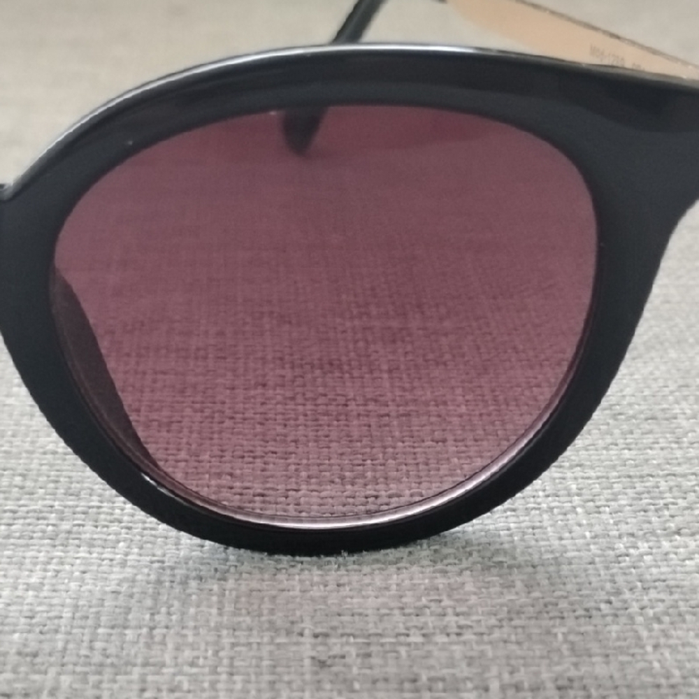 Oscar de la Renta Black Sunglasses with Gold Accents - Picture 8 of 11